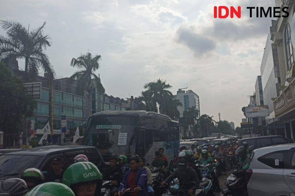 Massa pendukung Anies dan Cak Imin di JIS mulai bubar usai kumpul akbar usai pada Sabtu (10/2/2024) sore. (IDN Times/Lia Hutasoit)
