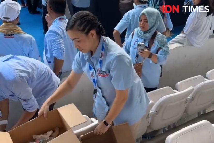 Rahayu Saraswati Bersihkan Sampah Usai Prabowo Pidato Kampanye Akbar