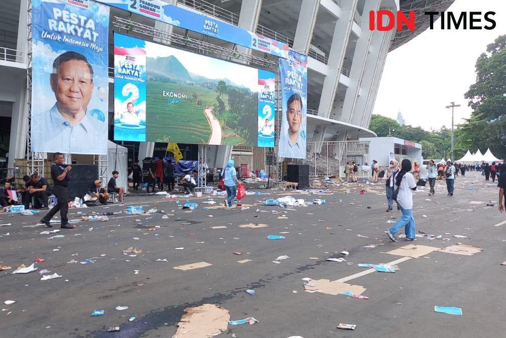 Usai Kampanye Akbar Prabowo-Gibran, Sampah Berserakan di GBK