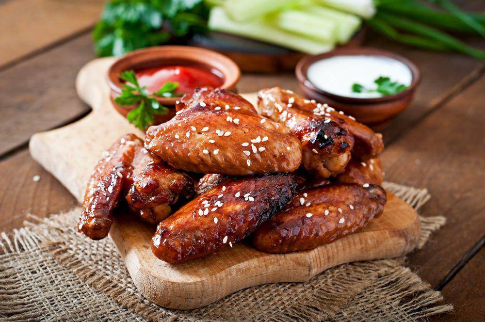 French onion chicken wings (freepik.com/Timolina)
