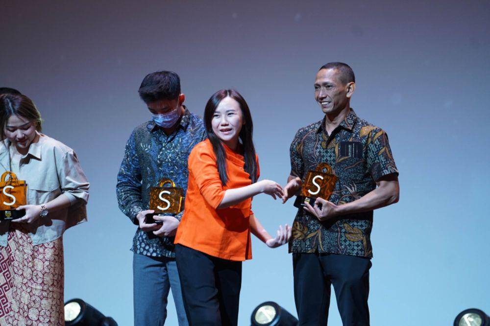 Christin Djuarto, Direktur Eksekutif Shopee Indonesia Memberikan Penghargaan Kategori Super Livestreamer UMKM kepada Triana Saptiaji, Pemilik Azella Collections di Shopee (Dok. Istimewa)