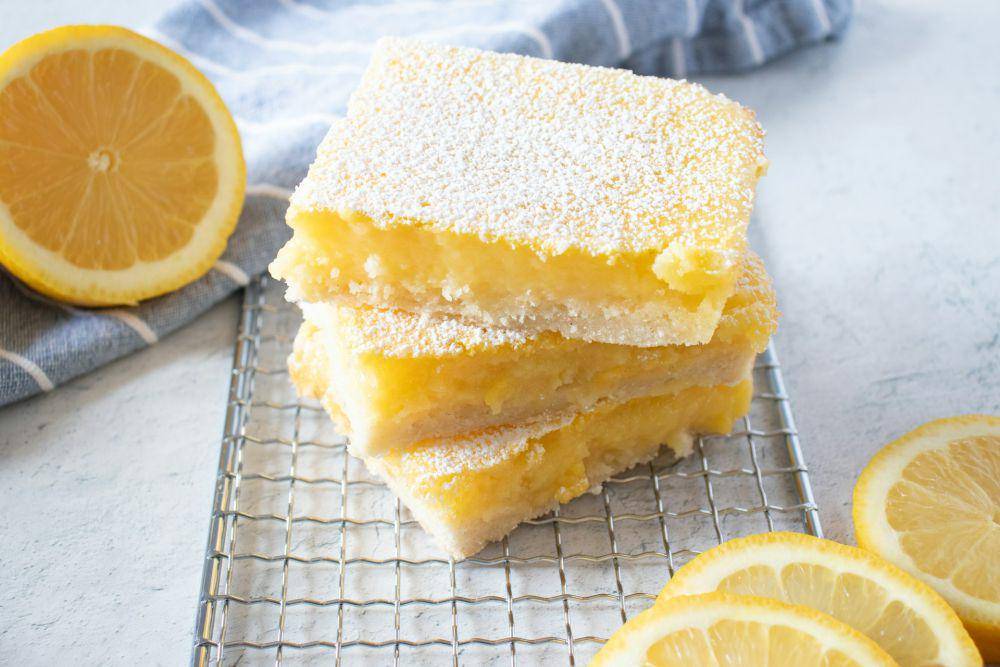 potongan lemon bars (unsplash.com/Brianna Fackrell)