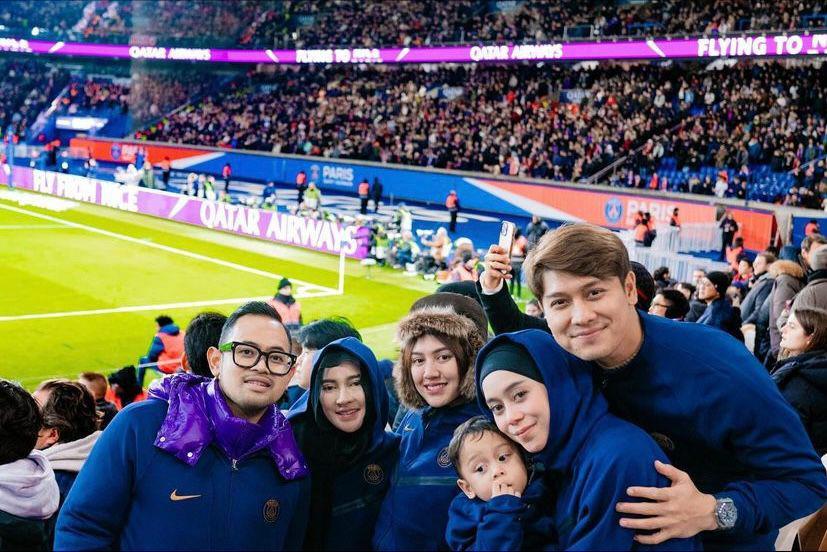 7 Potret Rizky Billar dan Lesti Kejora Nonton Match PSG di Paris