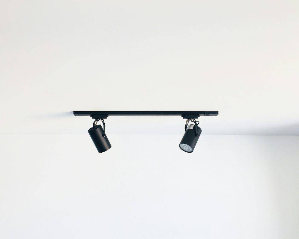 ilustrasi lampu track (unsplash.com/Denovo Agency)