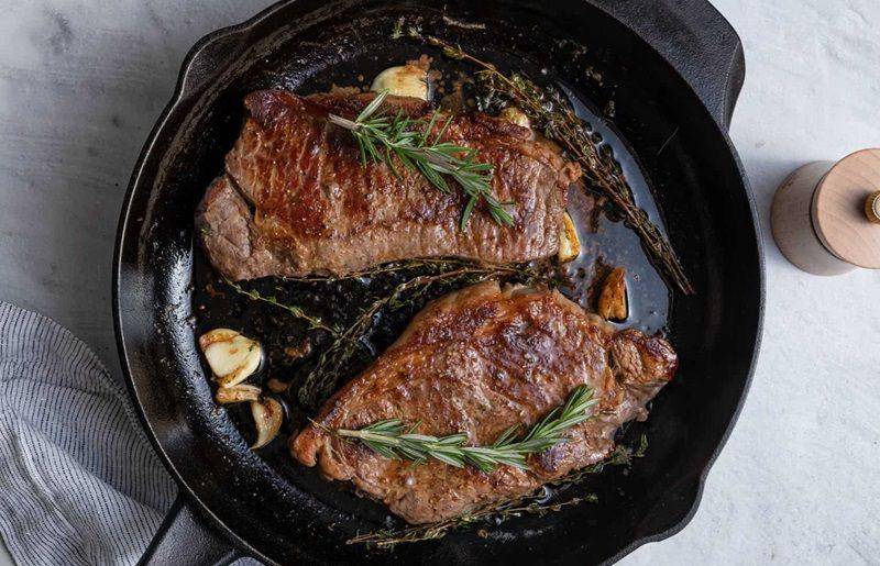ilustrasi Pan Seared Ribeye Steak with Garlic Butter (preciouscore.com)