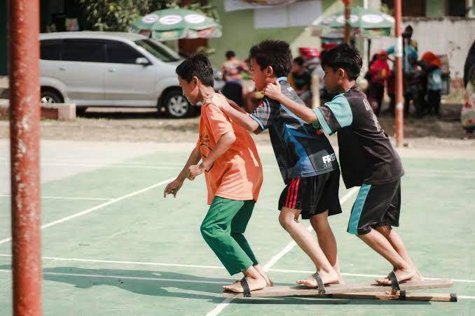 Potret seorang anak sedang mengikuti balap Bakiak (laksanamas.co.id)
