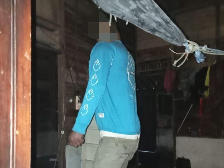 Warga Cium Bau Busuk Menyengat, Rupanya Jasad Pria Tewas Tergantung