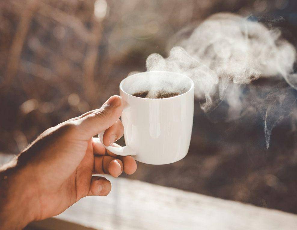 Ilustrasi memegang secangkir kopi (unsplash.com/@claybanks)
