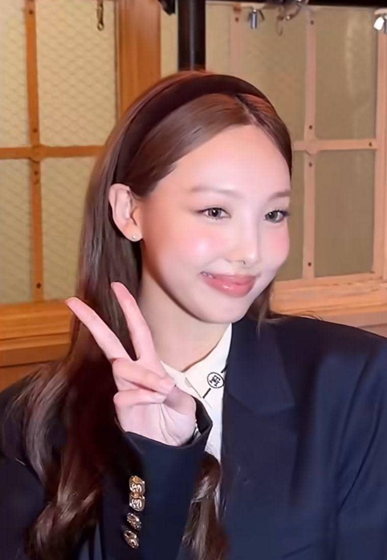 potret Nayeon Twice bergaya ala Blair Waldorf Gossip Girl di acara Tommy Hilfiger (instagram.com/voguekorea)