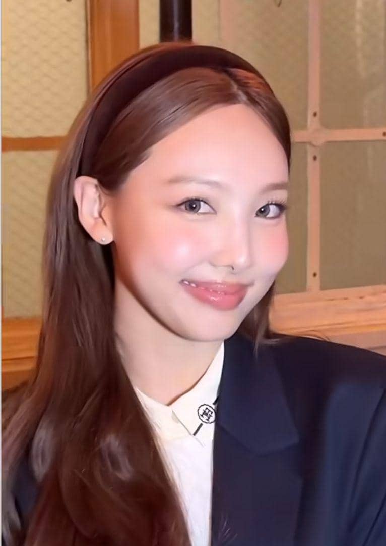 potret Nayeon Twice bergaya ala Blair Waldorf Gossip Girl di acara Tommy Hilfiger (instagram.com/voguekorea)