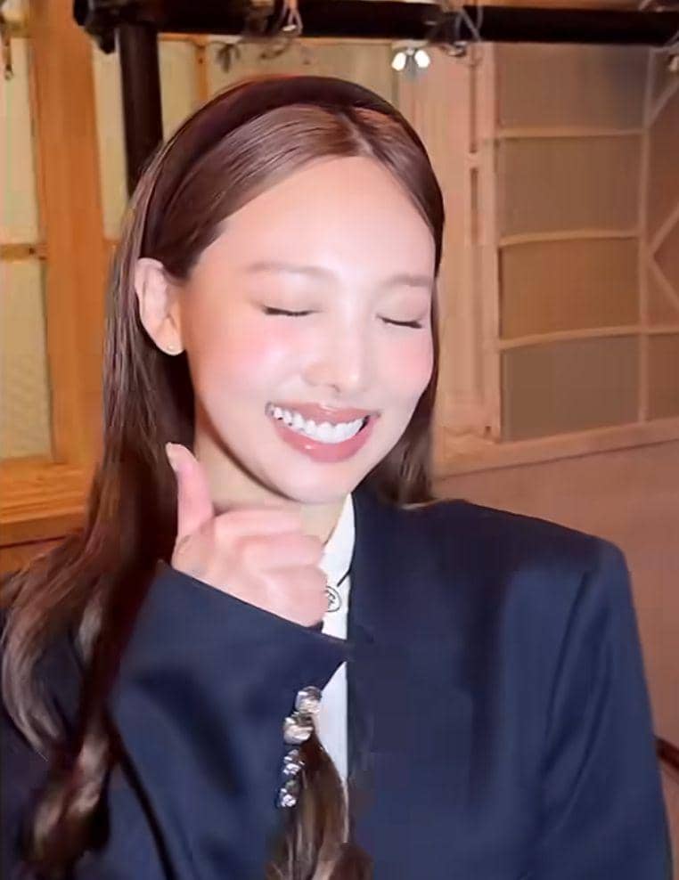 potret Nayeon Twice bergaya ala Blair Waldorf Gossip Girl di acara Tommy Hilfiger (instagram.com/voguekorea)