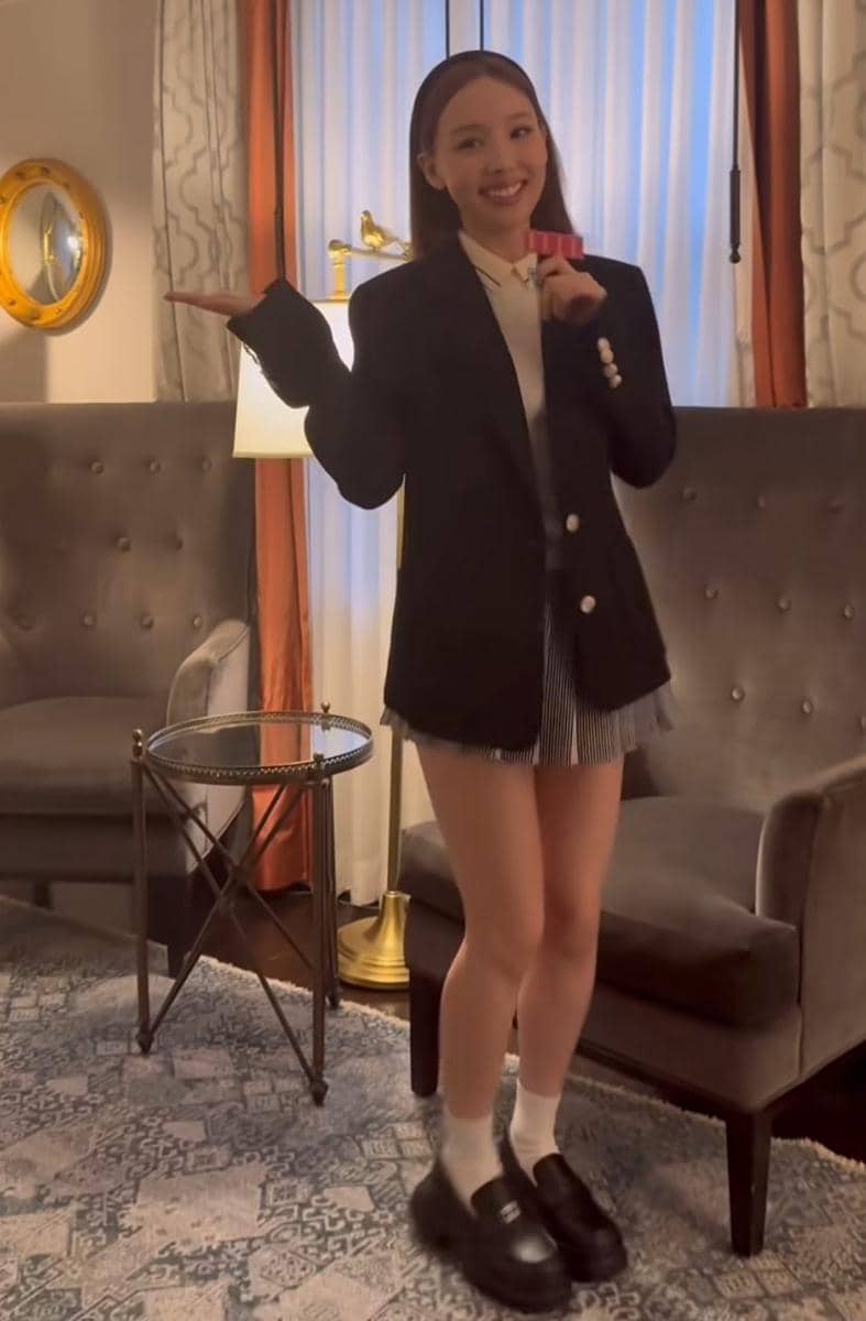 potret Nayeon Twice bergaya ala Blair Waldorf Gossip Girl di acara Tommy Hilfiger (instagram.com/ellekorea)