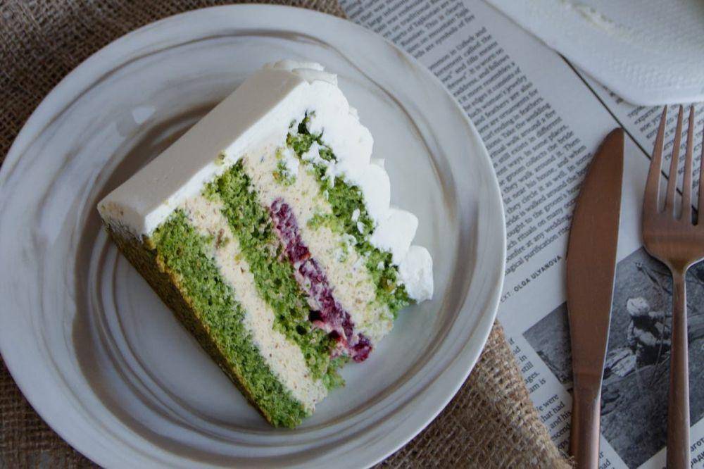 ilustrasi potongan klepon cake (pexels.com/ALINA MATVEYCHEVA)