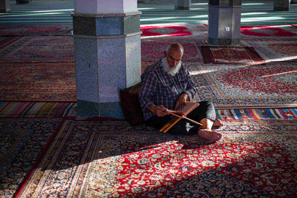 ilustrasi membaca Al-Qur'an (pexels.com/mohammad ramezani)