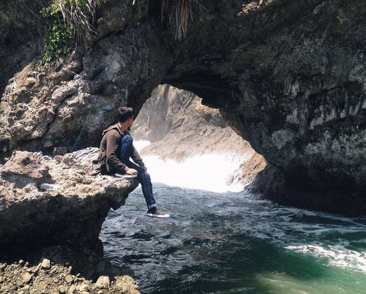 potret pengunjung di pantai karang bolong Kebumen (instagram.com/saefulawr)