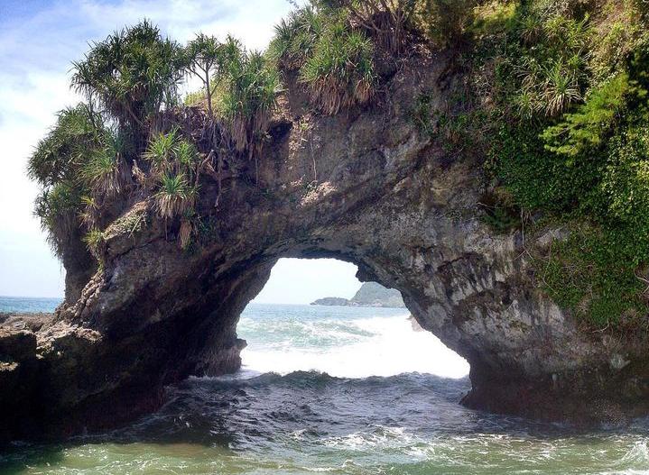 Pantai Karang Bolong Kebumen: Lokasi, Rute, dan Tips Wisata