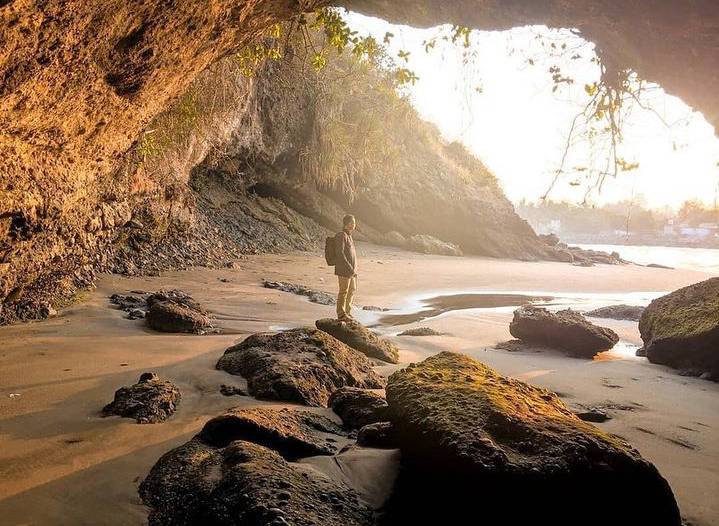 potret pengunjung di pantai karang bolong Kebumen (instagram.com/explore_kebumen)