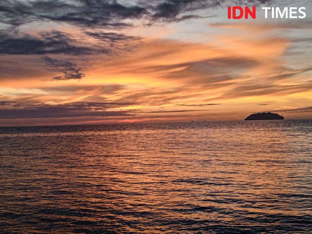 Sunset di Tanjung Aru Shangri-La. (IDN Times/Sandy Firdaus)