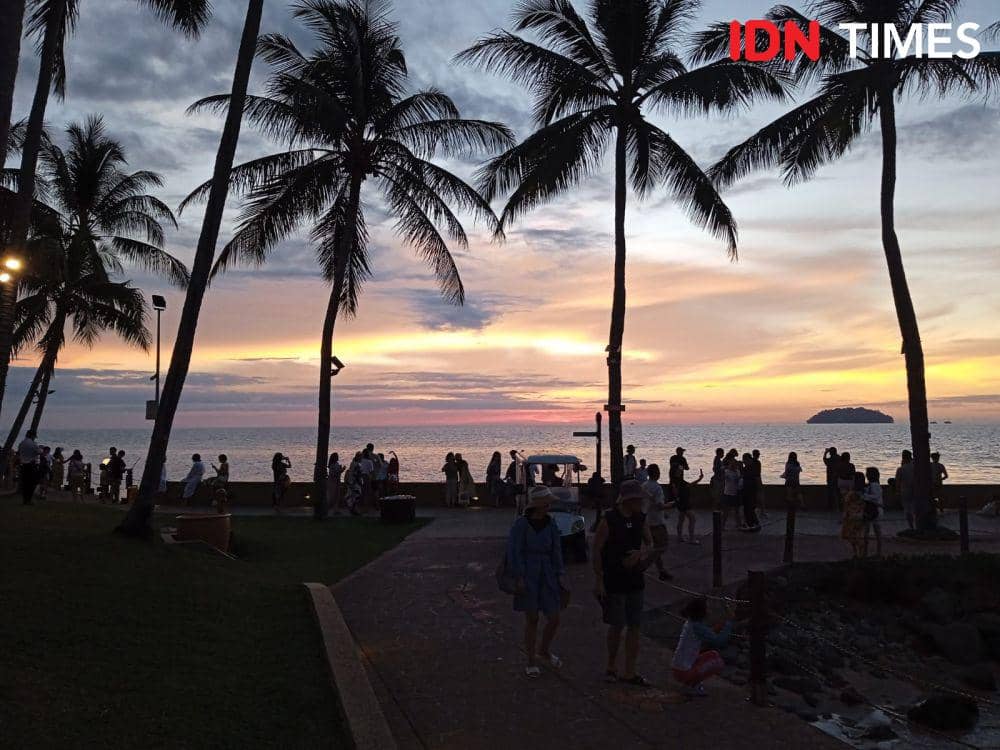 Sunset di Tanjung Aru Shangri-La. (IDN Times/Sandy Firdaus)