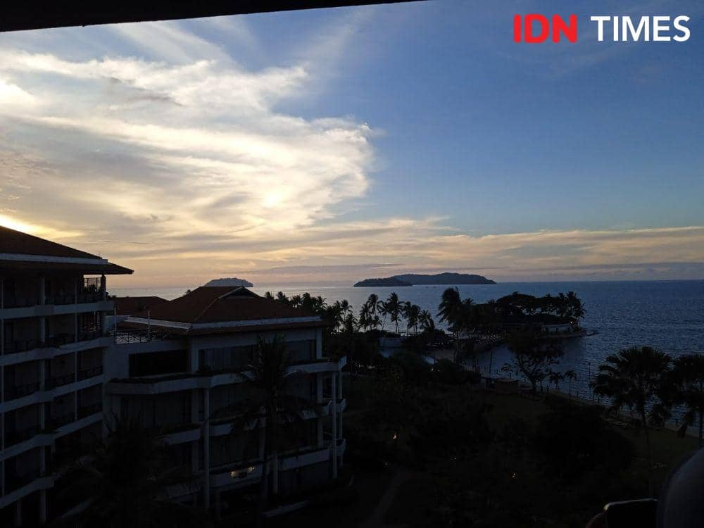 Sunset di Tanjung Aru Shangri-La. (IDN Times/Sandy Firdaus)