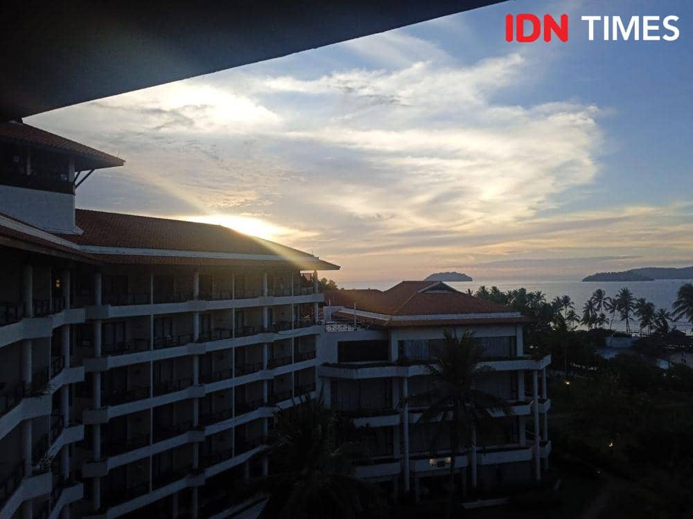 Sunset Mengesankan di Pantai Tanjung Aru Shangri-La