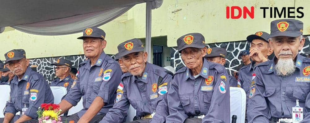 Kala Linmas Usia Senja Siap Kawal TPS Pemilu di Kota Cimahi