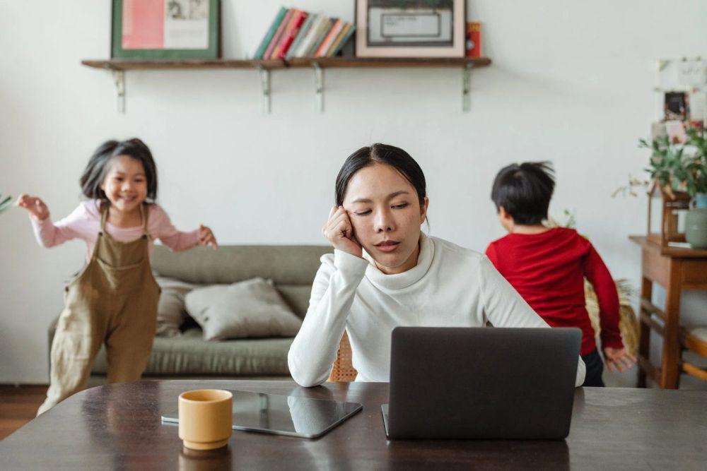 Hati-Hati, 5 Tanda Ibu Bekerja Overworking Ganggu Waktu Bareng Anak!