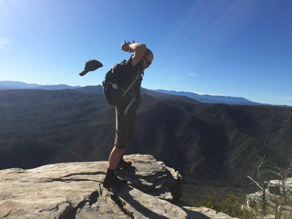 9 Momen Detik-Detik Topi Jatuh dan Terbang, Apes Betul