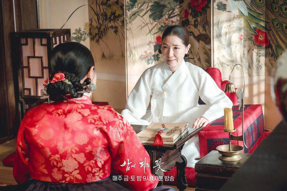 Still cut drama Knight Flower (instagram.com/mbcdrama_now)