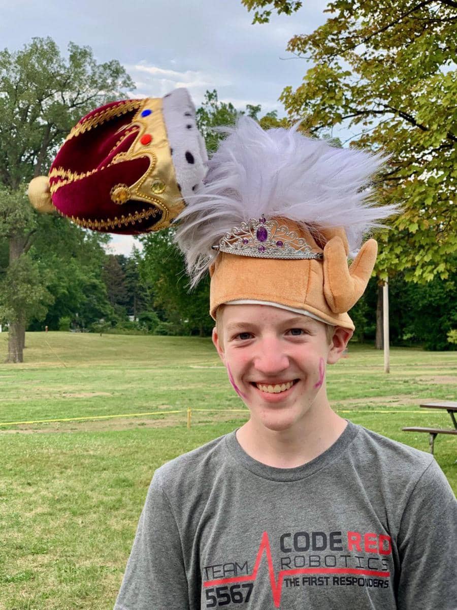 momen sebelum kejadian topi jatuh (reddit.com/r/PerfectTiming)