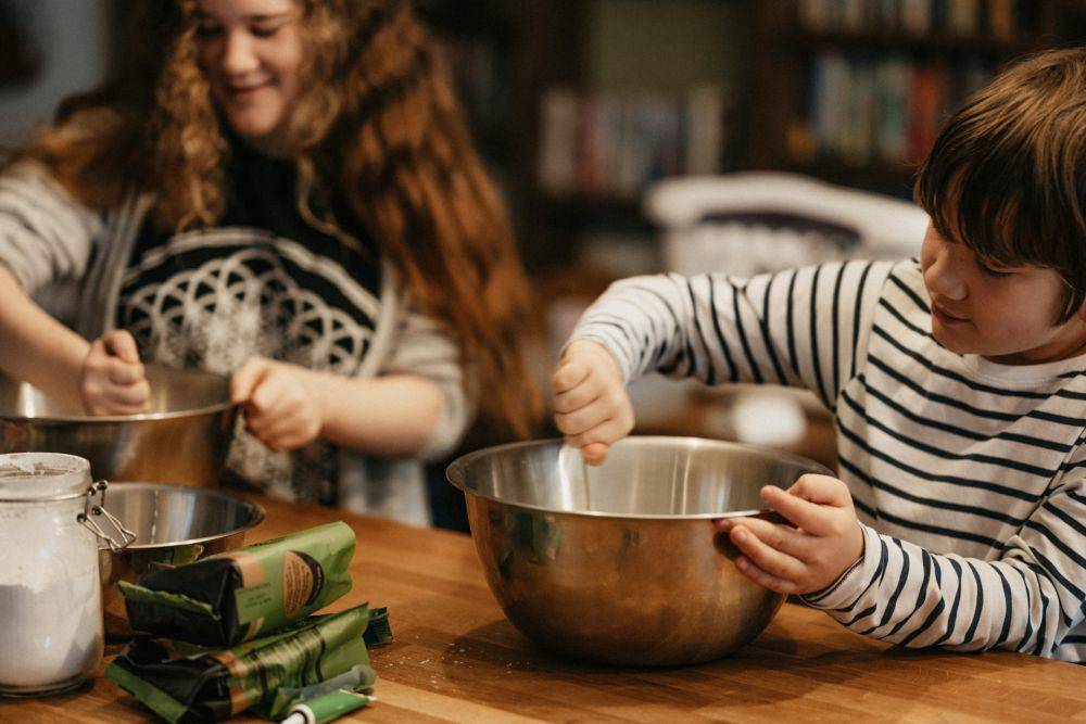 ilustrasi memasak bersama anak (unsplash.com/Annie Spratt)
