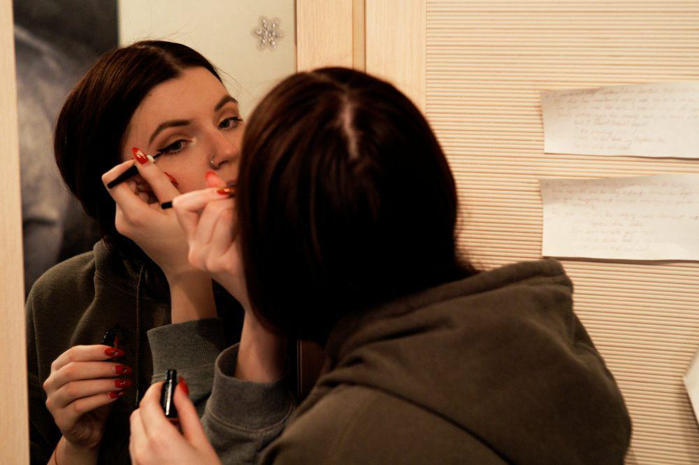 6 Cara Menjaga Eyeliner Smudgeproof, Tetap Badai Anti Luntur!