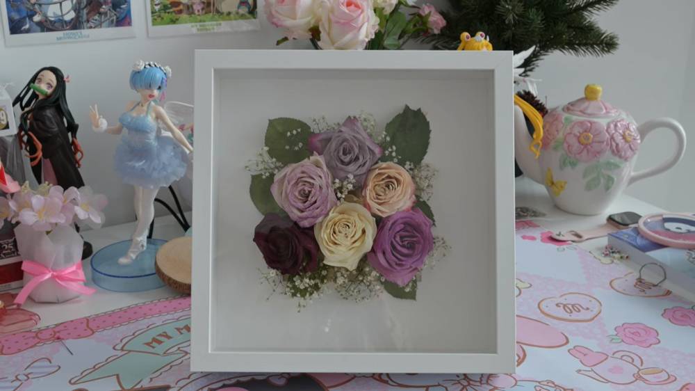 hiasan mawar kering (YouTube.com/DIY Dried Roses Frame with Silica Gel)