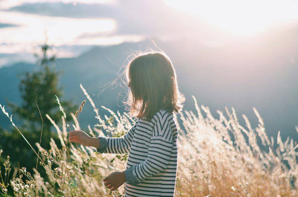 ilustrasi anak sedang bermain di alam (unsplash.com/Caroline Hernandez)