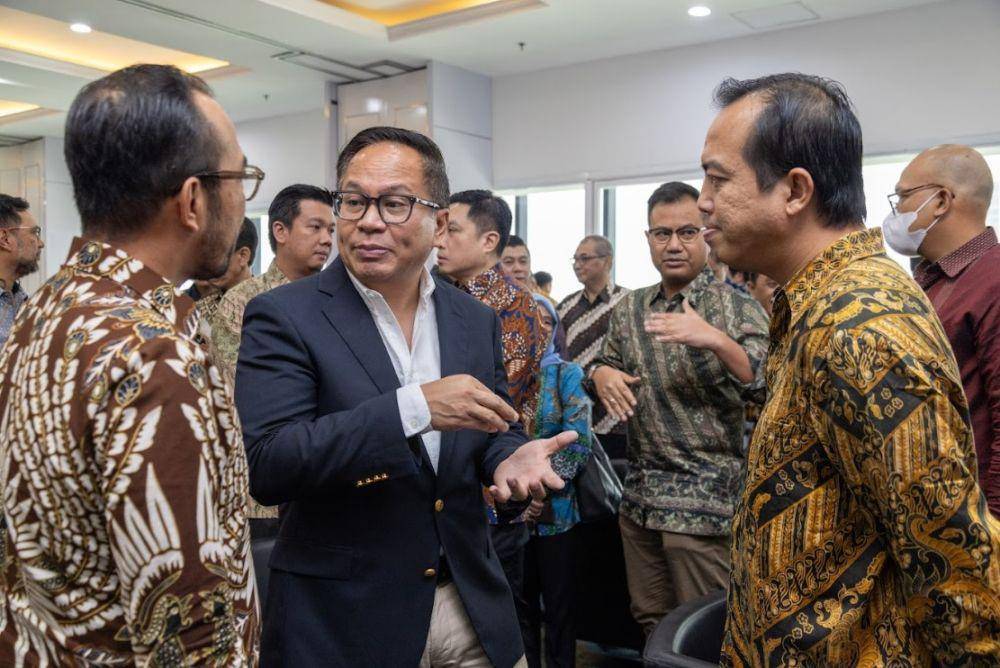 Wakil Menteri BUMN, Kartika Wirjoatmodjo (tengah) sedang berdiskusi bersama Direktur Utama LinkAja, Yogi Rizkian Bahar (kanan) dan Direktur Utama PT Pertamina Patra Niaga, Riva Siahaan (kiri) dalam acara program penukaran poin loyalitas di Jakarta (6/2) (dok.Humas LInkAja)