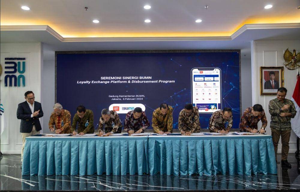 Sejumlah direksi dari PT Telekomunikasi Selular (Telkomsel), PT Pertamina Patra Niaga, PT Garuda Indonesia (Persero), PT Bank Negara Indonesia (Persero), PT Bank Mandiri (Persero), PT Bank Rakyat Indonesia (Persero), dan PT Bank Tabungan Negara (Persero) melakukan penandatanganan Program kerjasama pertukaran Poin Loyalitas di Kantor Kementerian BUMN, Jakarta (6/2) (dok.Humas LInkAja)