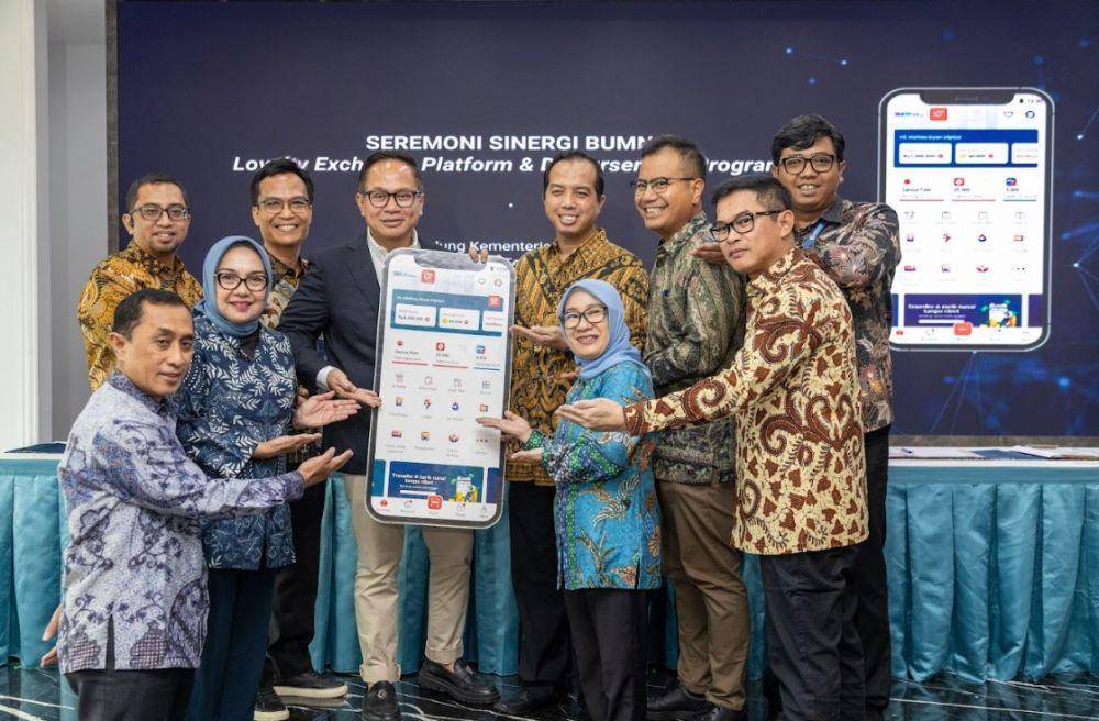 Wakil Menteri BUMN, Kartika Wirjoatmodjo (ketiga kiri), Sekretaris Kementerian BUMN, Rabin Indrajad Hattari (kedua kanan), dan Direktur Utama LinkAja, Yogi Rizkian Bahar (ketiga kanan) bersama dengan segenap Direksi BUMN dalam penguatan Program Disbursement LinkAja di Kantor Kementerian BUMN, Jakarta (6/2). (dok.Humas LinkAja)