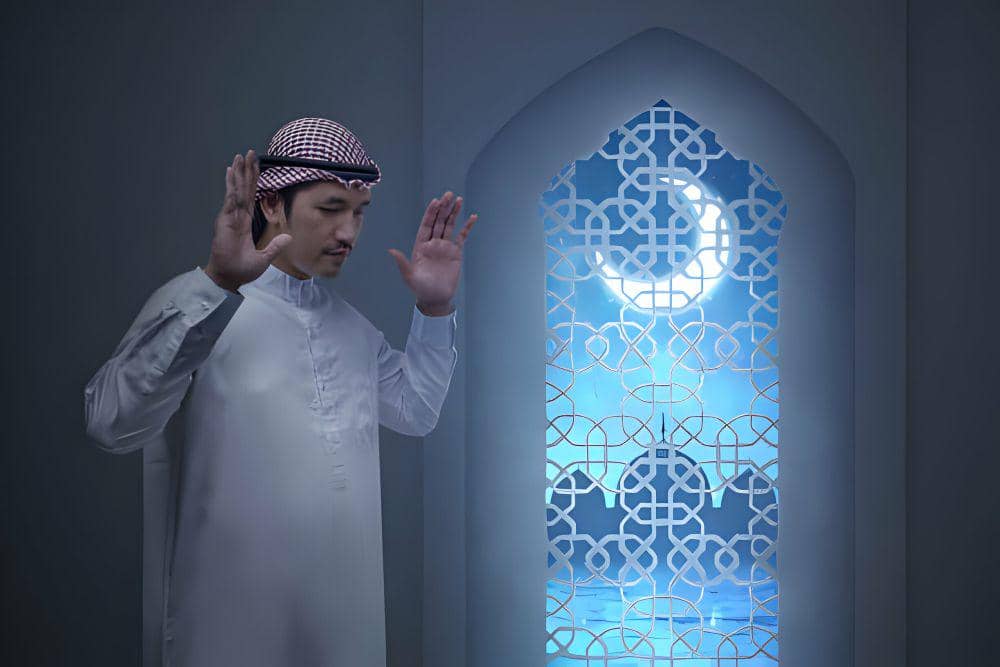 ilustrasi pria melakukan shalat malam (istockphoto.com/leolintang)