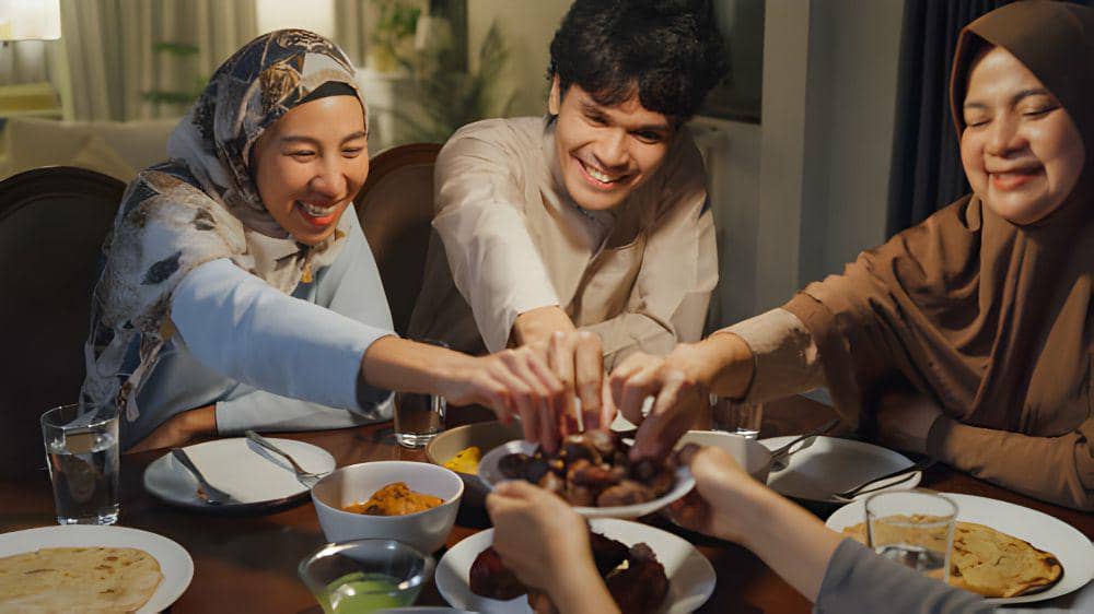 ilustrasi keluarga berbuka puasa Sya'ban (istockphoto.com/Tirachard)