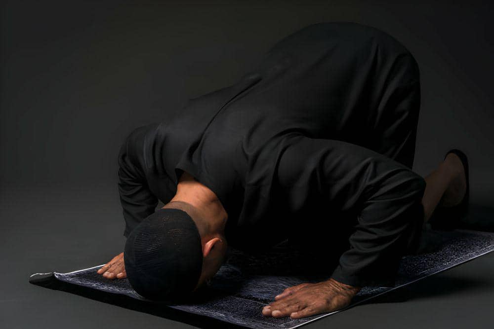 ilustrasi pria melakukan shalat Tahajjud (istockphoto.com/mgstudyo)