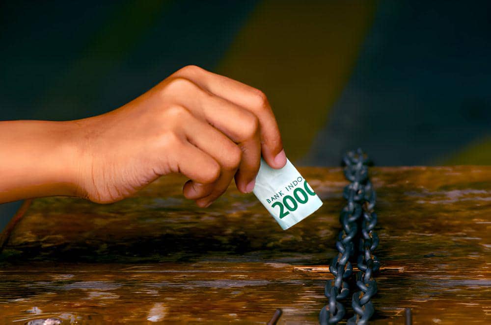 ilustrasi memasukkan uang ke kotak amal (istockphoto.com/Jaka Suryanta)