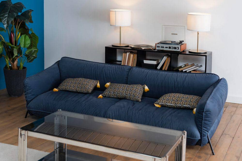 ilustrasi sofa berwarna biru (freepik.com/freepik)