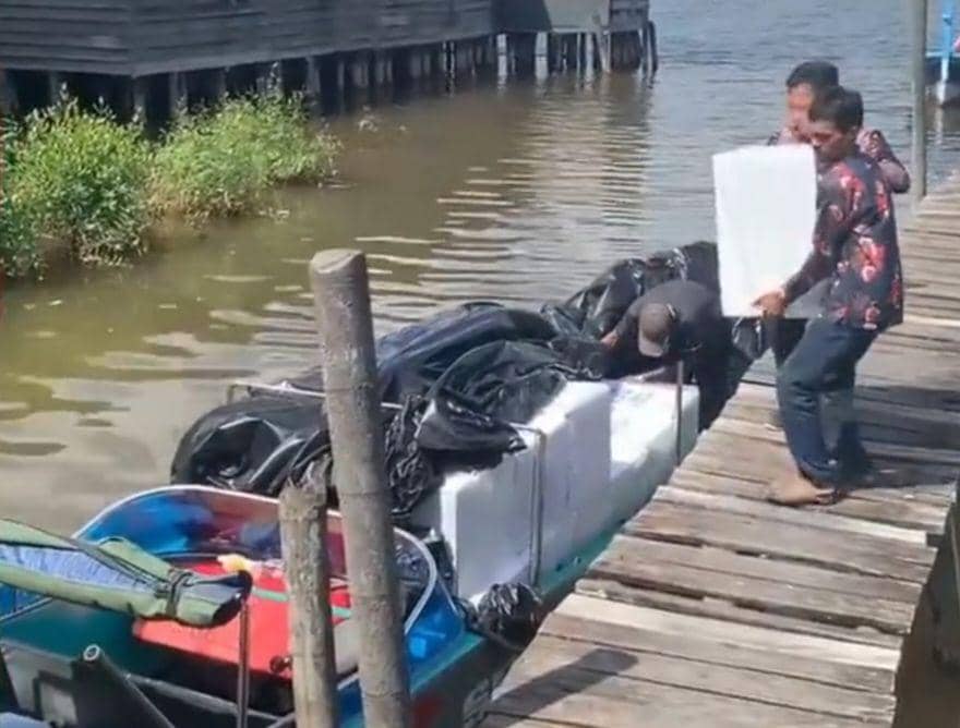 (Pendistribusian logistik pemilu di wilayah perairan kabupaten OKI) IDN Times/istimewa