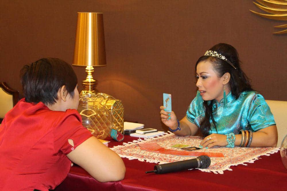 Cicilia Amore meramal saat acara menyambut Tahun Baru Imlek 2024 (Dok.Cicilia Amore)