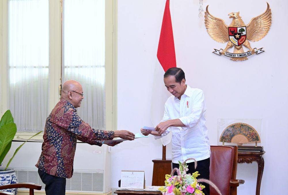 Presiden Jokowi menerima surat undangan dari Kelompok Penyelenggara Pemungutan Suara (KPPS) TPS 10 Kelurahan Gambir, Jakarta Pusat (dok. Sekretariat Presiden)