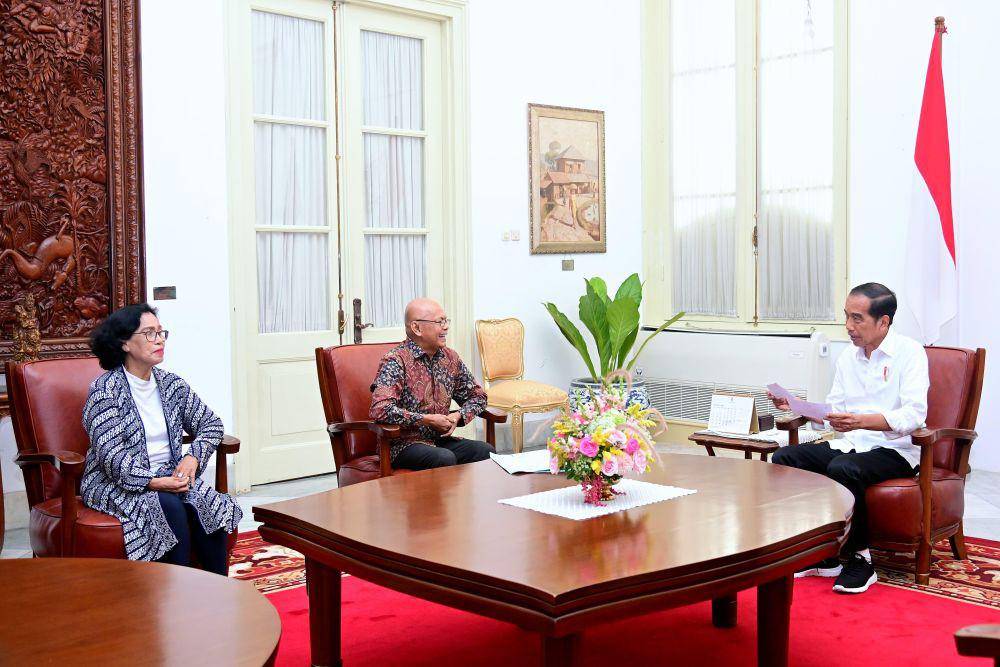 Presiden Jokowi menerima surat undangan dari Kelompok Penyelenggara Pemungutan Suara (KPPS) TPS 10 Kelurahan Gambir, Jakarta Pusat (dok. Sekretariat Presiden)