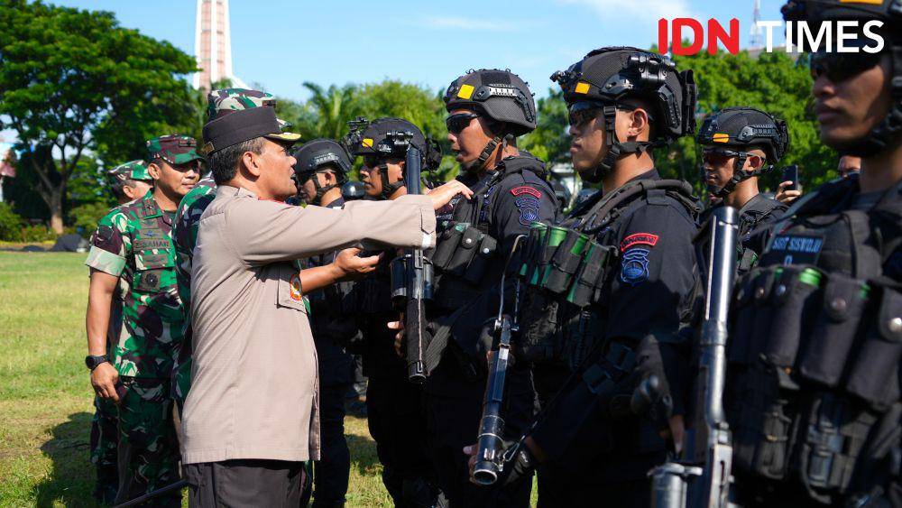 Kapolda Jawa Tengah Irjen Pol Ahmad Luthfi saat mengecek perlengkapan personel Brimob yang membawa alat lengkap saat apel pergeseran pasukan gabungan di Lapangan Pancasila Simpang Lima Semarang. (IDN Times/Fariz Fardianto)