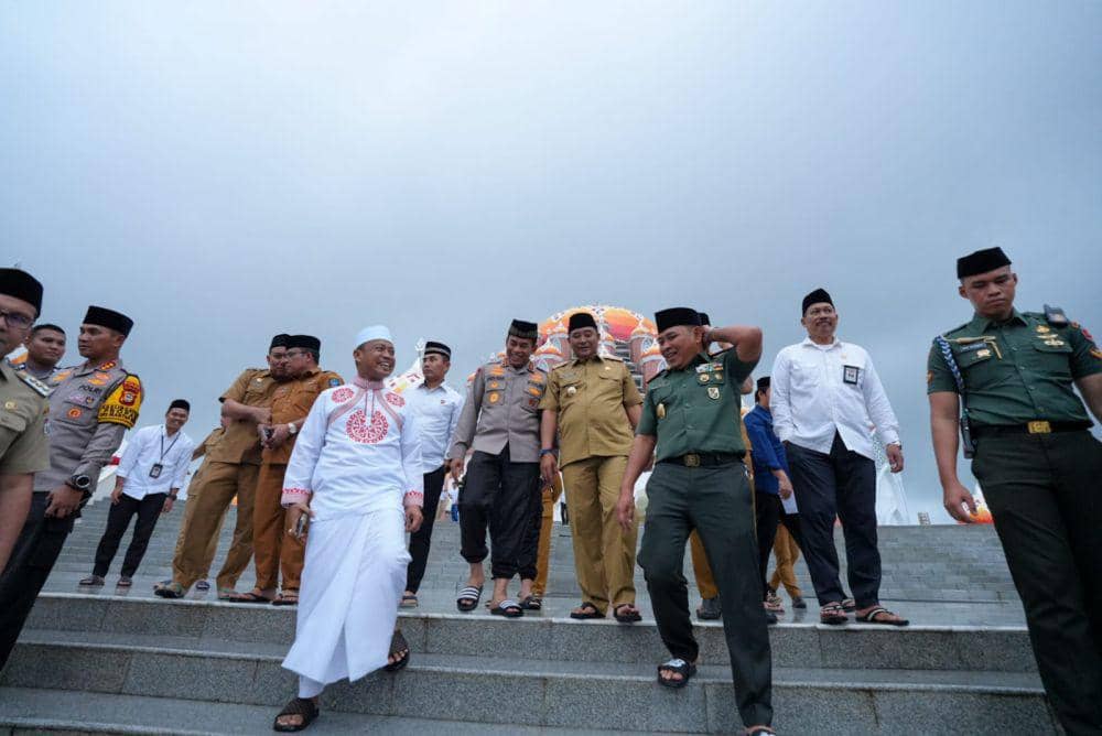 Kapolda Sulsel Irjen Pol Andi Rian Ryacudu Djajadi (tengah) bersama Pj Gubernur Sulsel Bahtiar Baharuddin usai Zikir dan Doa Kebangsaan di Masjid Kubah 99 Asmaul Husna, Makassar, Senin (12/2/2024). Dok. Pemprov Sulsel