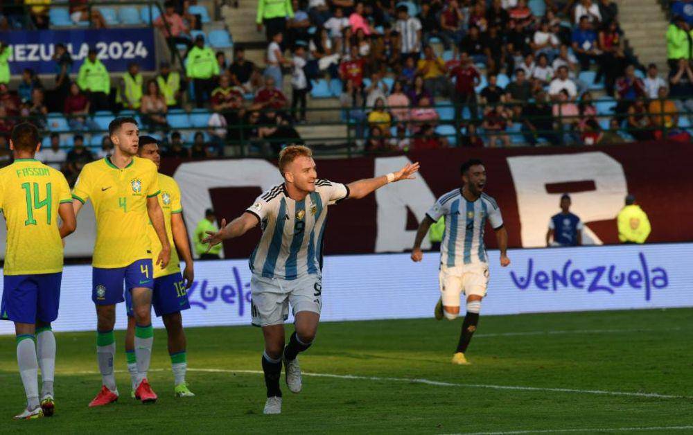 Selebrasi Luciano Gondou usai bobol gawang Brasil. (Twitter/@Argentina).