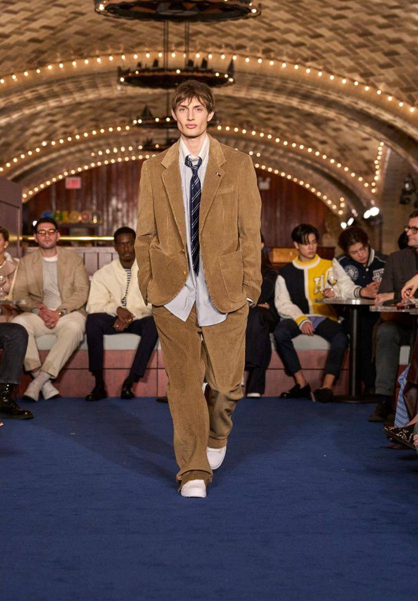 Tommy Hilfiger F/W '24 di New York Fashion Week 2024 (instagram.com/catwalkats)